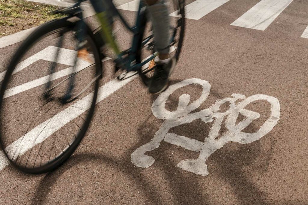 Comment cet asphalte booste l’autonomie des vélos électriques