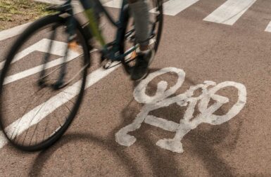Comment cet asphalte booste l’autonomie des vélos électriques