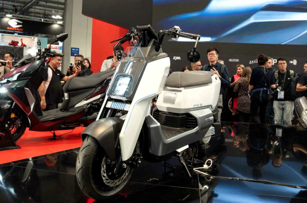 SYM lance un scooter hybride rechargeable à l’autonomie démentielle