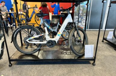 On a essayé le Neomouv Pomera, VTC électrique hybride et bien équipé
