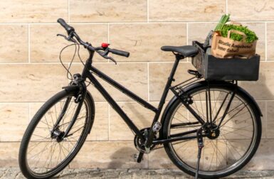 Cette caisse de transport pour vélo se déplie du porte-bagages en une seconde à peine