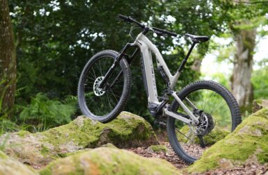 Test VTT électrique Rockrider E-FEEL 700 S : Decathlon muscle son jeu en All Mountain 