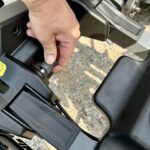 Fixation intuitive du porte-vélos Norauto e-Fit 300 sur un attelage