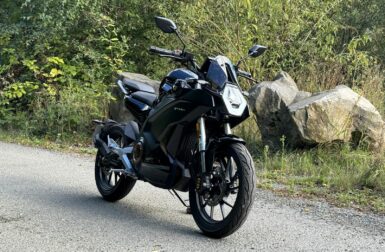 Essai Vmoto Stash : la moto électrique 125 que tout le monde attendait ?