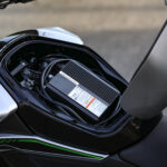 Un emplacement sous la selle pour le chargeur