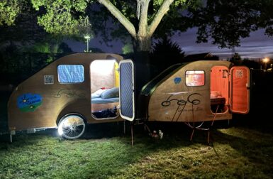 Disponible à la location, cette caravane pour vélo électrique apporte du confort en pleine nature