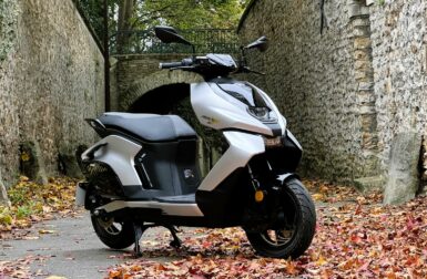 Essai Zeeho AE8 S+ : un scooter 125 électrique urbain à prix contenu !