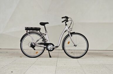 Promo sur le Nakamura E-City 70 : le vélo électrique urbain d’Intersport passe sous les 700 € !