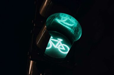 Finis les feux brulés : avec cette signalisation XXL, les cyclistes n’ont plus d’excuses !