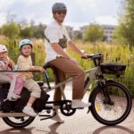 Vélo cargo électrique Decathlon Btwin R500E, version longtail vert clair, moteur roue arrière 58 Nm, batterie 672 Wh, capacité de charge 170 kg, porte-bagages compatible accessoires famille et cargo, en promotion à 2 499 €.