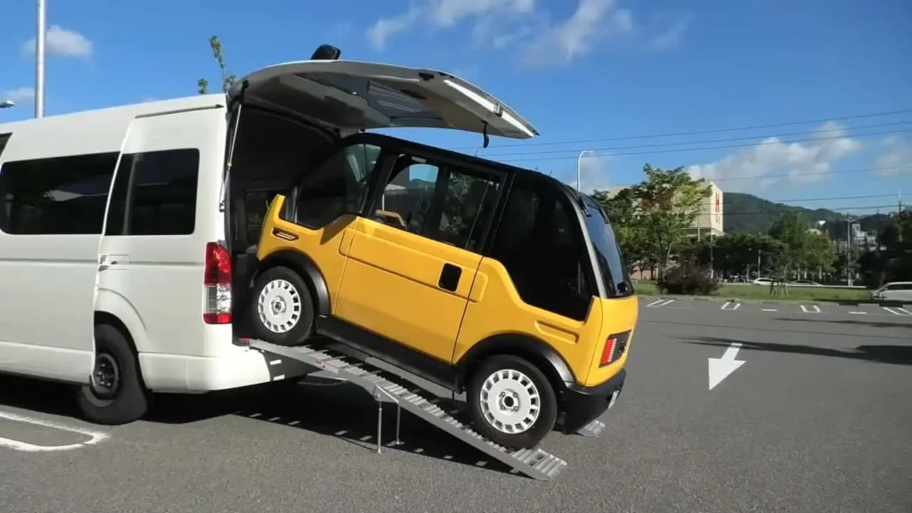 KG Mibot et Toyota Hiace