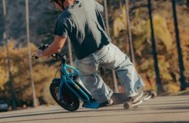 La Dryft Board mixe trottinette électrique, skate et snowboard… et c’est complètement dingue