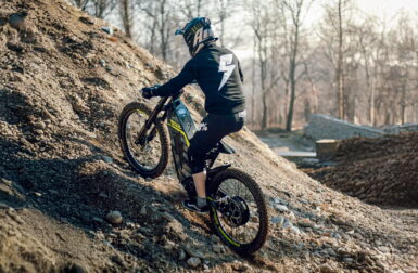Stealth B-52R : le vélo électrique de 7,5 kW qui monte à 95 km/h… ça pousse !