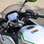 Au guidon de la moto hybride