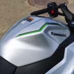 Au guidon de la moto hybride