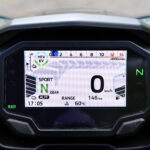 Au guidon de la moto hybride