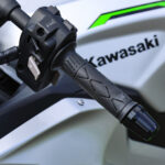 Au guidon de la moto hybride