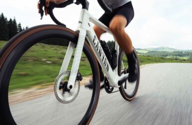 Canyon frappe fort avec ce vélo de route électrique à moins de 10 kilos