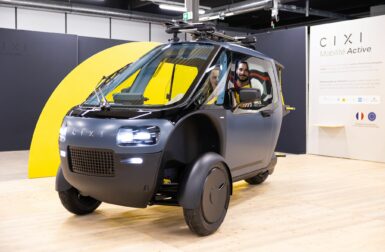 Mi-vélo, mi-auto, cette voiture électrique à pédales roule à 120 km/h
