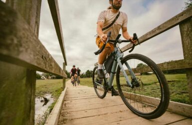 Soldes : Decathlon brade son vélo gravel électrique (-500 €)