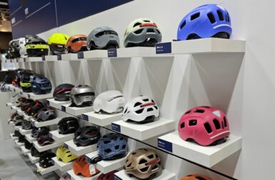 Abus frappe fort avec sa nouvelle gamme 2026 : des casques vélo qui font tourner les têtes (et protègent bien)