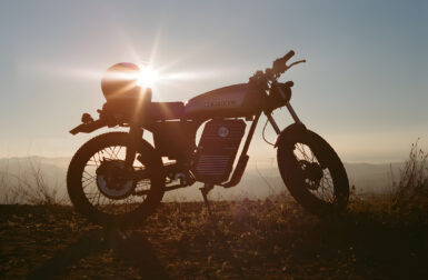 72 km/h et style café racer : le Beachman ’64 est un vélo électrique très borderline