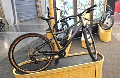 Nous avons découvert le premier vélo électrique enfant léger de Woom