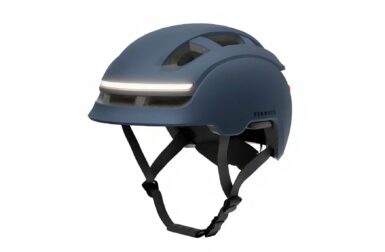 Cet astucieux casque vélo cache des haut-parleurs et une télécommande au guidon