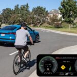 Tableau de bord Audi affichant une alerte V2X de détection cycliste