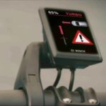 Écran Bosch affichant une alerte V2X d’angle mort pour vélo électrique