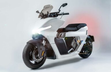 Conçu par des étudiants, ce maxi-scooter électrique rivalise avec le BMW CE 04