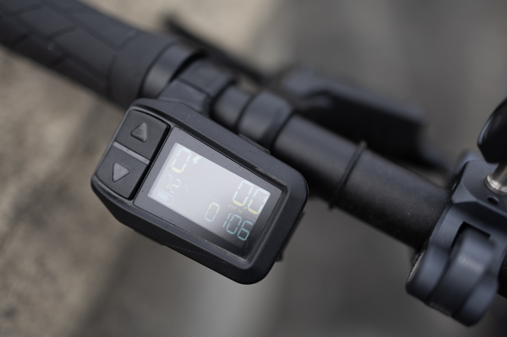 Écran du contrôleur Rockrider E-EXPL 500 S illisible au soleil
