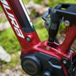 Détail de l'amortisseur arrière Rockshox Deluxe Select+ sur le cadre du VTT électrique tout-suspendu Nakamura E-Summit 950S.
