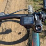 Vue du poste de pilotage et de l'écran de contrôle du VTT électrique Rockrider E-EXPL 700.