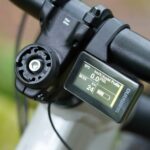 L'écran de contrôle LCD du VTT électrique Rockrider E-FEEL 700 S affichant la vitesse et le niveau d'assistance.
