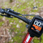 L'écran de contrôle couleur du VTT électrique Nakamura E-Summit 950S affichant les informations de base.
