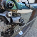 Gros plan sur le dérailleur arrière Shimano Deore à 10 vitesses qui équipe le VTT électrique Rockrider E-EXPL 700.