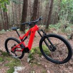 Le VTT électrique tout-suspendu Rockrider E-EXPL 520 S rouge en test, un des concurrents pour le titre de meilleur VTT électrique 2025.
