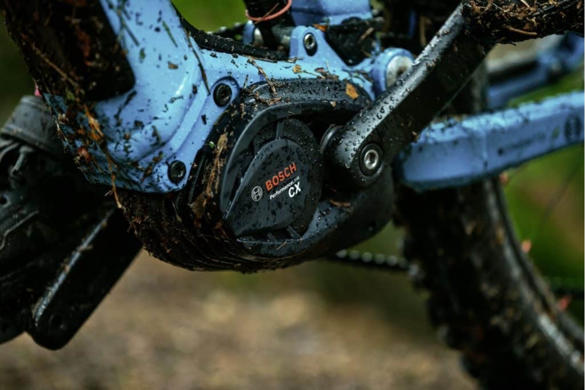 Un VTT électrique en action sur un terrain technique, propulsé par le moteur Bosch Performance Line CX (BDU384Y) de 85 Nm.