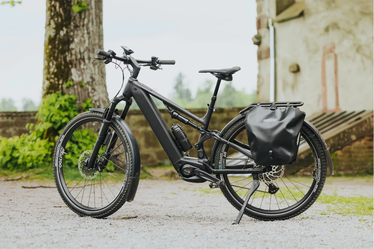Un VTC de trekking tout-suspendu équipé du nouveau moteur Bosch Performance Line PX (BDU347Y) de 90 Nm, prêt pour la randonnée.