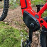 Vue du moteur pédalier Brose T en aluminium sur le VTT électrique Rockrider E-EXPL 520 S, développant 70 Nm de couple.