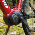 Gros plan sur le moteur central Naka E-Power Max du VTT électrique Nakamura E-Summit 950S, qui développe 100 Nm de couple.