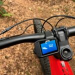 Gros plan sur le poste de pilotage du VTT électrique Rockrider E-EXPL 520 S avec son écran de contrôle couleur ERGO 900.