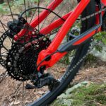 Gros plan sur la transmission MICROSHIFT ADVENT X 10 vitesses du VTT électrique Rockrider E-EXPL 520 S.