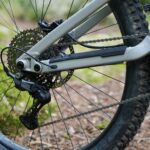 Détail de la transmission Shimano Cues à 11 vitesses montée sur le VTT électrique Rockrider E-FEEL 700 S.