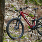 Le VTT électrique tout-suspendu Nakamura E-Summit 950S, un des meilleurs VTTae 2025, photographié en forêt.