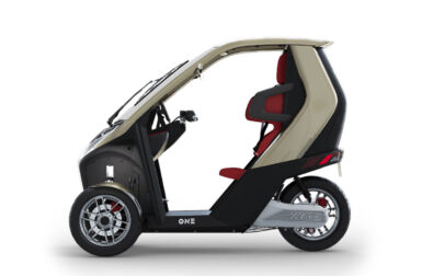 Concurrent du Piaggio MP3, ce scooter électrique se conduit sans casque
