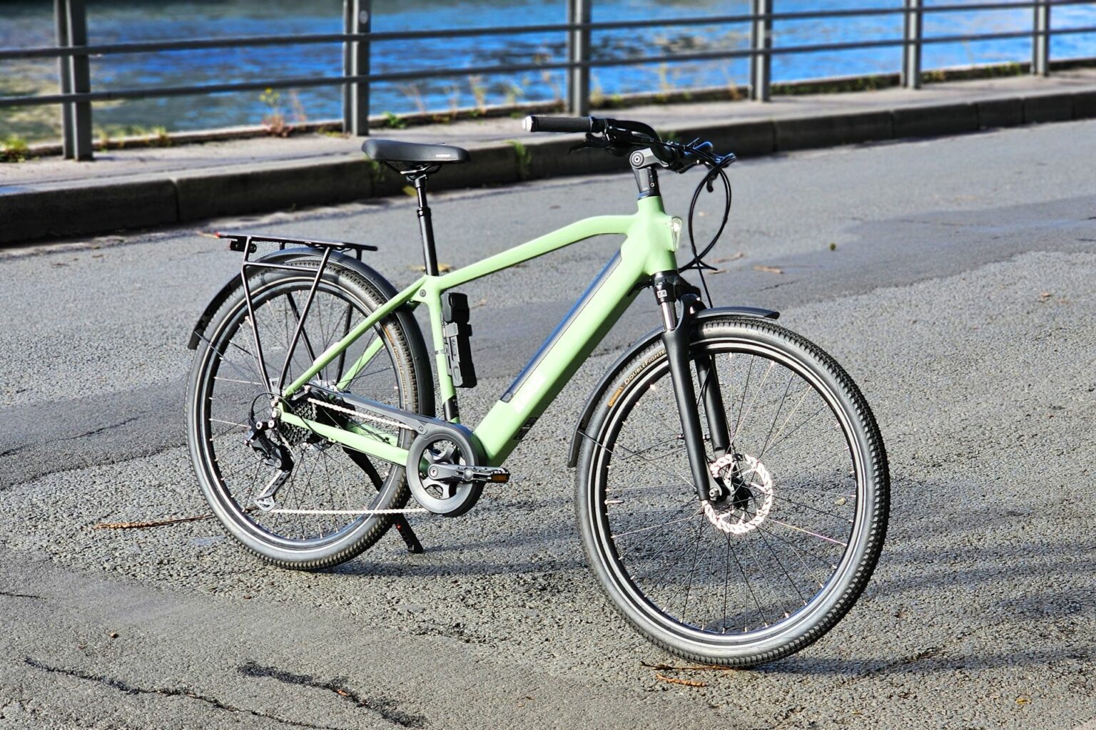 Vélo électrique Ellipse E2 vert mat sur route, design français