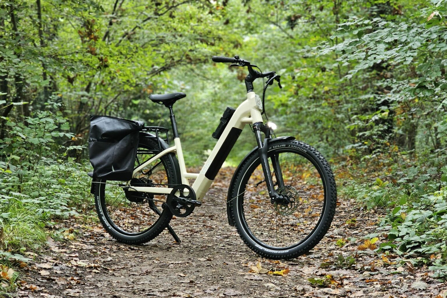 Vélo électrique Vefaa Parcours rouge, modèle tout-chemin avec courroie et suspension.
