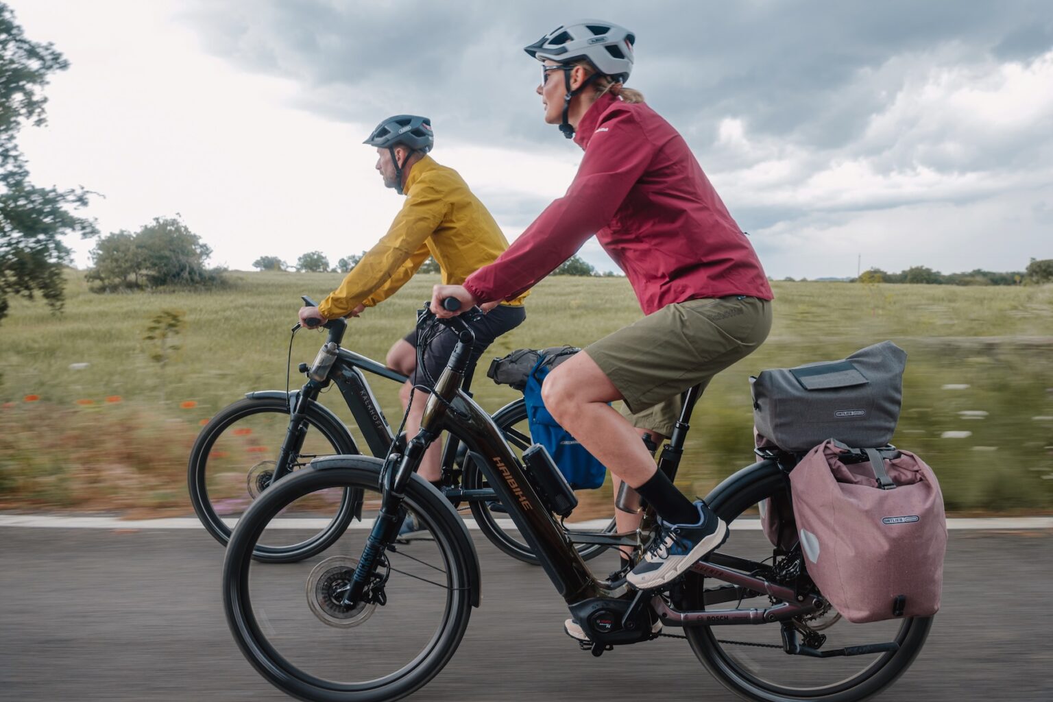 Deux cyclistes en route avec des vélos électriques Bosch Smart System, illustrant la mise à jour eBike Flow 1.30